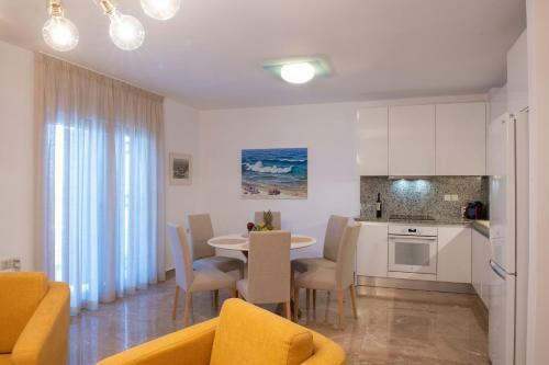 Villa Marelia - Seafront Villa With Infinity Pool