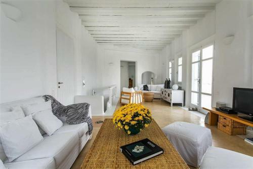 Villa Mykonis Prana By Lavillaebella
