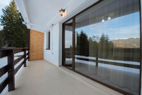 Bright Apartment With Balcony Mountain View