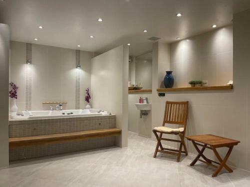 Modern Apartment In Quiet Neighborhood