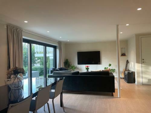 Modern Apartment In Quiet Neighborhood