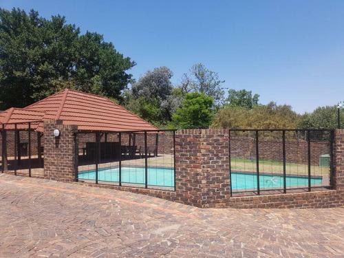Sunny Spacious Northriding Apartment Uncapped Wifi