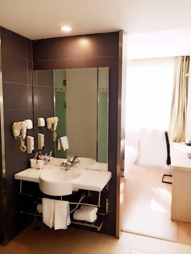 Ji Hotel (Qingdao West Railway Station)