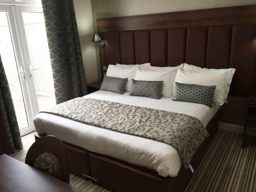 Twin Oaks Hotel