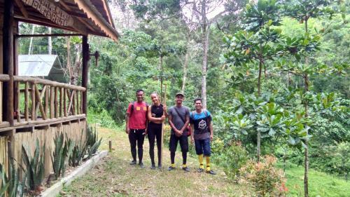 Hostal Bukit Lawang Landak River Guest House