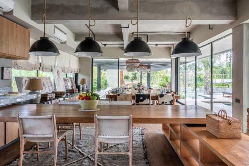The V House Bali - Luxurious Designer Villa In Canggu