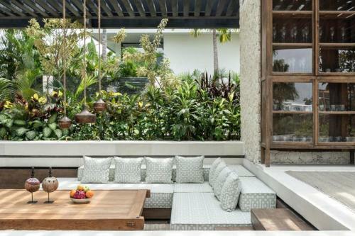 The V House Bali - Luxurious Designer Villa In Canggu