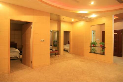 Gloria Plaza Hotel Hangtou