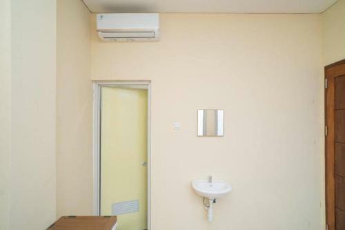 Hotel Reddoorz Near Stasiun Tangerang