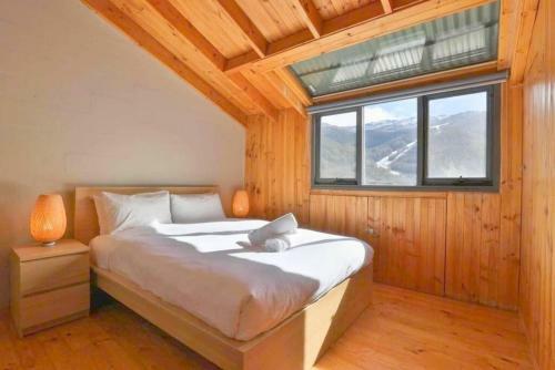 Bright 2 Bedroom Apartment