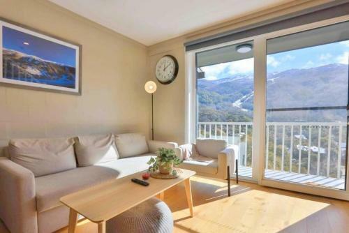 Bright 2 Bedroom Apartment