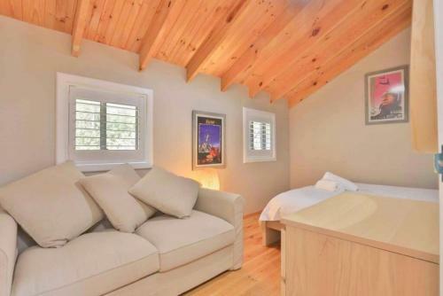 Bright 2 Bedroom Apartment