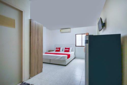 Hotel Vaccinated Staff - Oyo 885 You And Me House