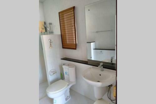 Spacious Apartment 10 Minute Walk To A Beach