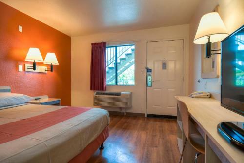 Motel 6 Escondido