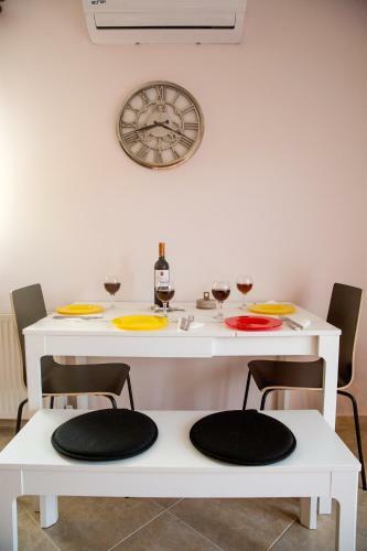 Konstantina & Evgenia Deluxe Apartment