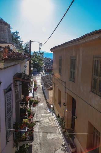 Under The Clock Tower (Greek Traditional 125m2 Home)