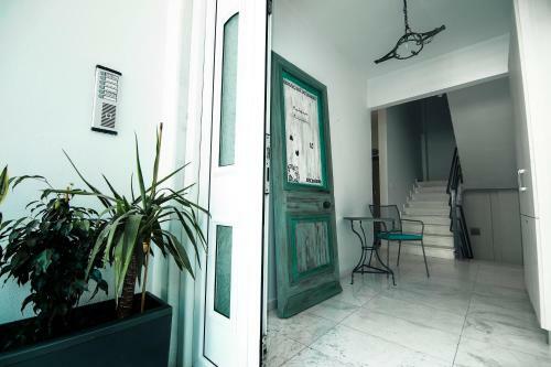 Menexe Apartments-karavi