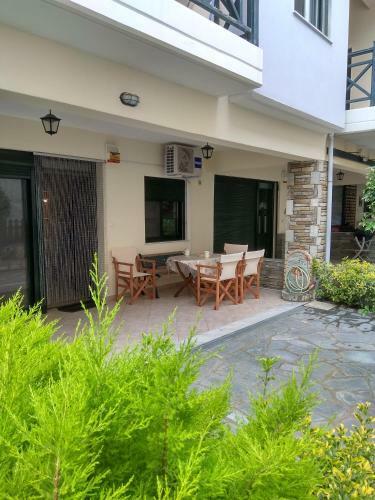 Cute Maisonette No2 On Coastal Sidewalk