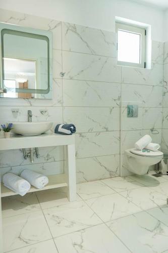 Villa Prima - With Private Heated Pool & Jacuzzi
