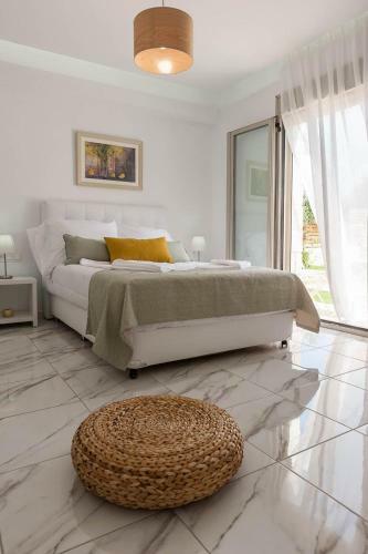 Villa Prima - With Private Heated Pool & Jacuzzi
