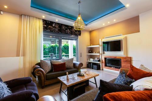 Inn Villa, Impeccable Location!