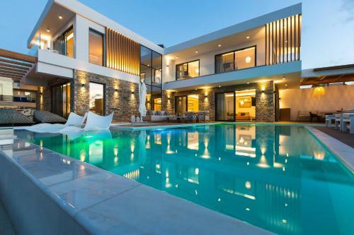 Wave Villa, Beach Front Retreat!