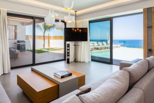 Wave Villa, Beach Front Retreat!