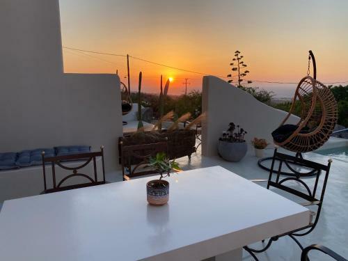 Pink Freud Villas Santorini