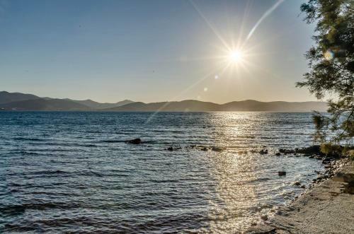 Calmea: Seafront Escape - Private Beach