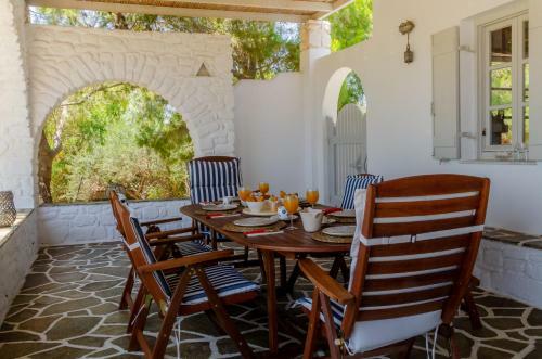 Calmea: Seafront Escape - Private Beach