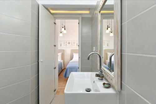 Villa Dreamcatcher, Sea View & Jacuzzi/pool, Paros