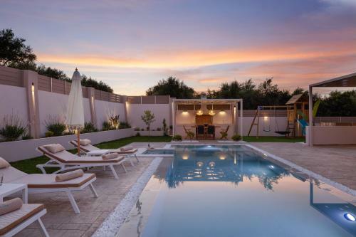 Koin Villa Sunset, A Quiet Idyll Of Rural Bliss!