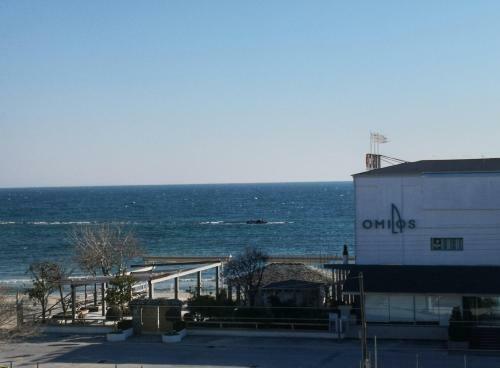 Cozy Sea View Apartment In Paralia