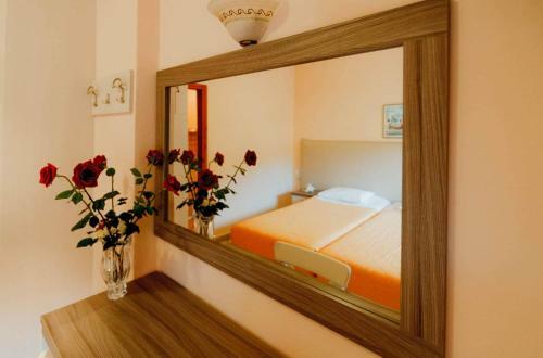 Hostal Elpidas House
