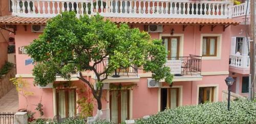 Hostal Elpidas House