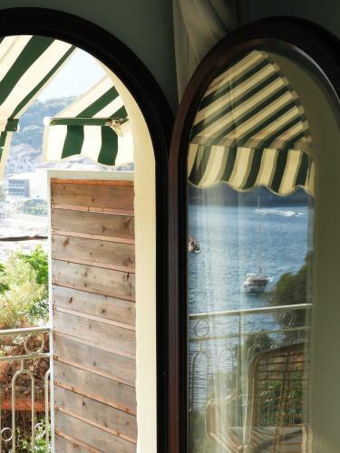 Bed & Breakfast Flisvos Sea View Rooms