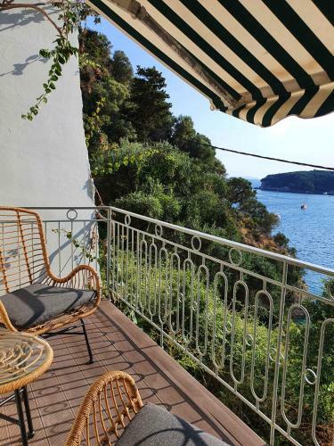 Bed & Breakfast Flisvos Sea View Rooms