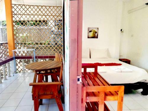 Hotel Deng's Kamala Beach Guesthouse