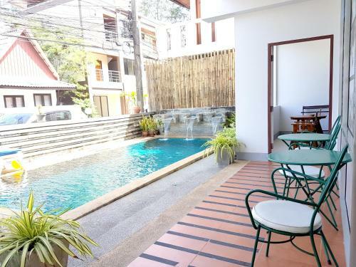Hotel Deng's Kamala Beach Guesthouse