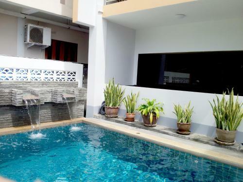 Hotel Deng's Kamala Beach Guesthouse