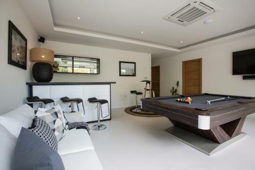 Villa Azure Waters 4bdrm Stunning View