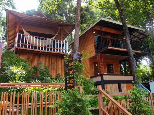Hotel Chareena Hill Beach Resort