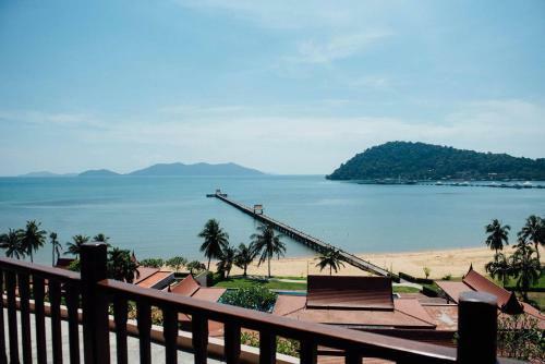 Heavenly Beachside Duplex - Infinity Pool