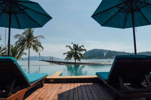 Heavenly Beachside Duplex - Infinity Pool