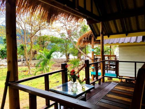 Hostal ?bay Yard Hut