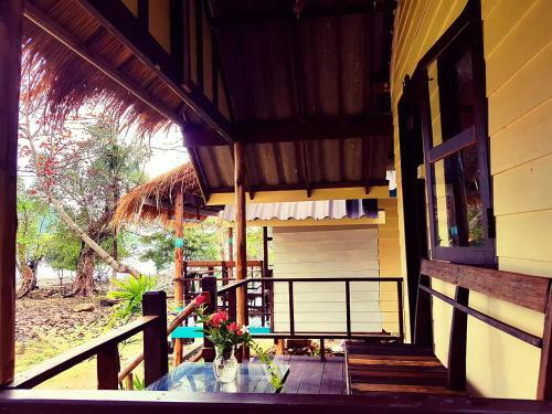 Hostal ?bay Yard Hut