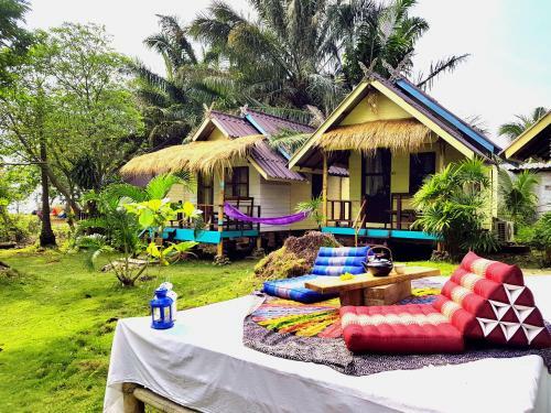Hostal ?bay Yard Hut