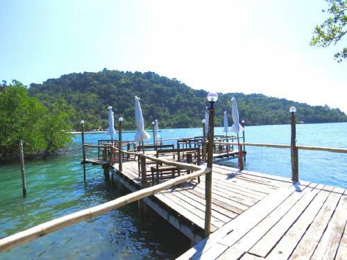 Hostal ?bay Yard Hut