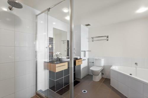 Modern 1-bed Apartment With Golf Course Views